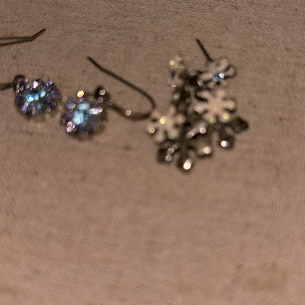 Snowflake & other blue stone dangle earrings w/ 8 fake diamonds vintage - Picture 2 of 4